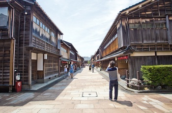 Higashi Chaya distriktet med traditionelle te-huse i Kanazawa, Japan AS