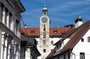 Klokketårn i den gamle bydel i byen Idrija, Slovenien