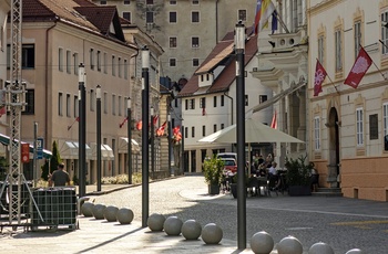 Den gamle bydel i byen Idrija, Slovenien