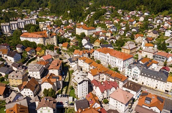 Udsigt over den gamle bydel i Idrija, Slovenien