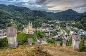 Saint Anthony kirken og byen Idrija, Slovenien