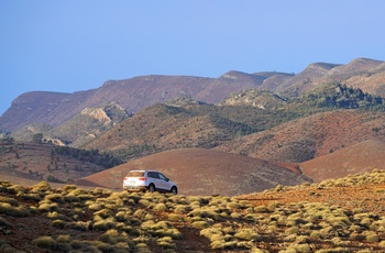 Bil på vej gennem Ikara Flinders Ranges National Park, South Australia