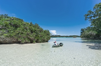 I kajak på Miyra floden på Ishigaki-øen, Okinawa - Japan AS