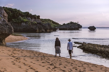 Et par går på Sunset stranden på Ishigaki-øen, Okinawa - Japan