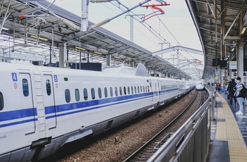 Shinkansen, Bullet Train, højhastighedstog på perron i Japan - Foto Topcools Tee Unsplash