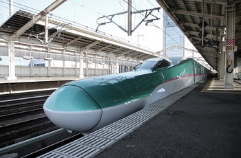 Shinkansen, Bullet Train, højhastighedstog på perron i Japan