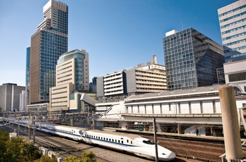 Shinkansen, Bullet Train, højhastighedstog på vej gennem en storby i Japan