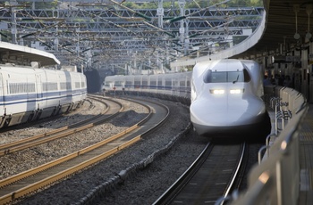 Shinkansen, Bullet Train, højhastighedstog på perron i Japan