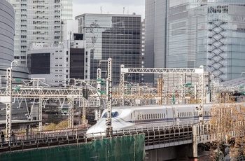 Shinkansen, Bullet Train, højhastighedstog gennem storby i Japan