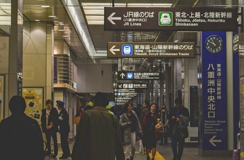 Perron med skilte til Shinkansen, Bullet Train, højhastighedstog i Japan - Foto Shalini Poosarla Unsplash