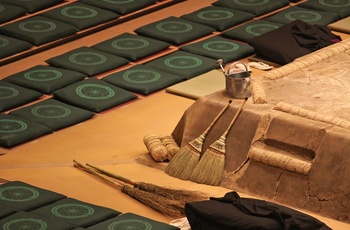 Udstyr ved siden af ​​en kampring i en sumo-arena i Tokyo, Japan