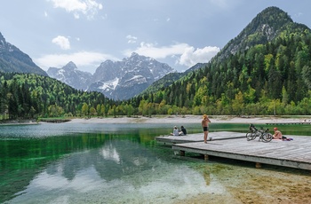 Badende ved Jasna-søen om sommeren, Slovenien