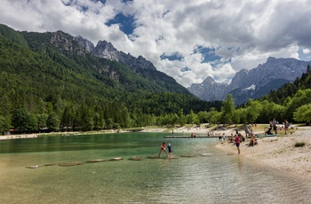 Strand ved bredden af Jasna-søen i Slovenien