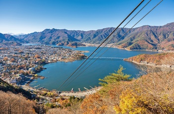 Udsigt over Lake Kawaguchiko fra kabelbanen Kachi Kachi Ropeway - Japan