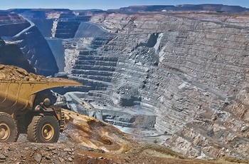 En kæmpe trækvogn på ved ned i Super Pit - open cut guldmine i Kalgoorlie - Western Australia