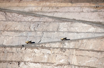 Store trækvogne i den enorme guldmine i Kalgoorlie - kendt som "Super Pit", Open cut guldminen i Kalgoorlie, Western Australia