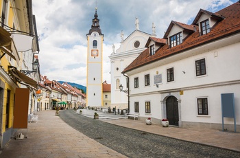 Hyggelig gade og kirke i middelalderbyen Kamnik, Slovenien