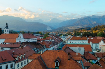 Udsigt over middelalderbyen Kamnik med Kamnik-Savinja-alperne i baggrunden, Slovenien