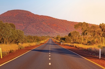 På vej gennem Karijini National Park ved solnedgang, Western Australia