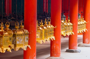 Lanterner som helligdommen Kasuga Taisha Shrine i Nara er kendt for, Japan