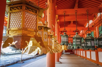 Lanterner som helligdommen Kasuga Taisha Shrine i Nara er kendt for, Japan