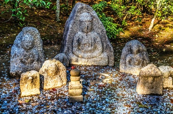 Buddha statuer nær Kinkaku-ji - Den Gyldne Pavillon i Koyto, Japan