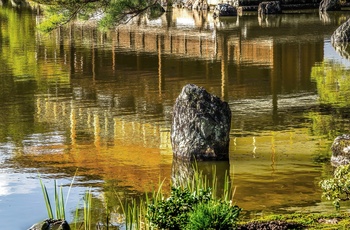 Kinkaku-ji spejler sig i søen - Den Gyldne Pavillon i Koyto, Japan