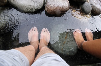 Lokale og rejsende dypper fødderne i de varme kilder i Kinosaki Onsen, Japan