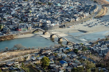 Kintaikyo-broen over Nishiki-floden i Iwakuni - Japan