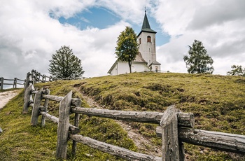 Kirke i Logarska-dalen langs Solcava Panoramic Road i Slovenien