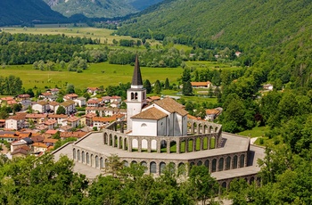 St. Anton-kirken og det italienske gravmonument og byen Kobarid i Slovenien