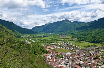 Udsigt over byen Kobarid i Slovenien