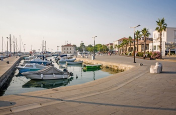 Havnepromenaden og havn i Korper,i Slovenien