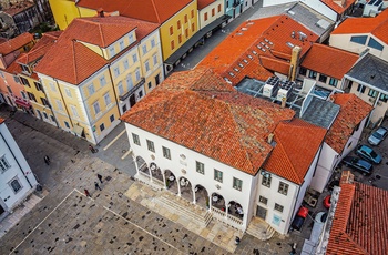 Luftfoto af den gamle bydel i havnebyen Koper i Slovenien