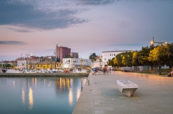 Havnepromenade i havnebyen Korper i Slovenien