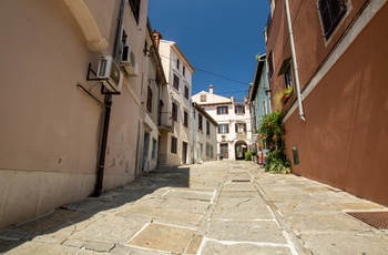 Smuk gammel gade i Korper´s gamle bydel, Slovenien