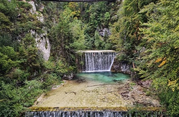 Hængebro over lille flod nær feriebyen Kranjska Gora i de julianske Alper, Slovenien - Foto: Pavol Svantner-Unsplash.jpg