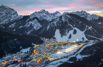 Feriebyen Kranjska Gora om vinteren, de julianske Alper i Slovenien