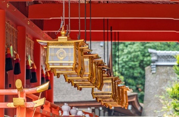 Smukke lamper i Fushimi Inari-helligdommen, Kyoto i Japan 