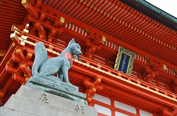 Indgange til torri portene i Fushimi Inari-helligdommen, Kyoto i Japan 