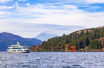 Turbåd på Lake Ashi med Mt. Fuji i baggrunden, Japan 