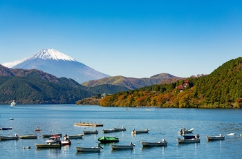 Små fiskebåde på Lake Ashi med Mt. Fuji i baggrunden, Japan