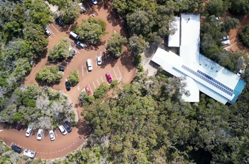 Luftfoto af parkeringspladsen og besøgscenteret ved Lake Cave i Western Australia