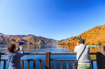 Turister der tager billeder af Lake Chuzenji søen om efteråret, Japan