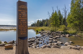 Mississippi-flodens begyndelse ved søen Lake Itasca i Itasca State Park, Minnesota