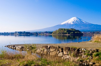 Lake Kawaguchiko og Mt. Fuji på en solskinsdag - Japan