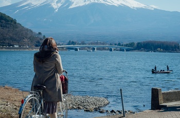 Kvinde på cykeltur ved Lake Kawaguchiko  Mt. Fuji - Japan