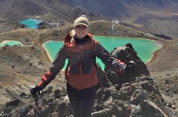 Lizette ved Tongariro Alpine Crossing i New Zealand - rejsespecialist i Lyngby