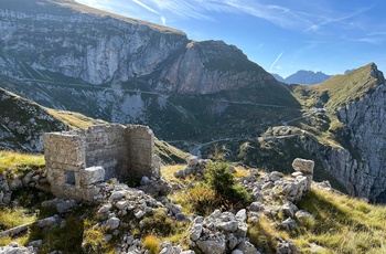 Lille ruin nær Mangart-bjergpasset i de julianske Alper, Slovenien