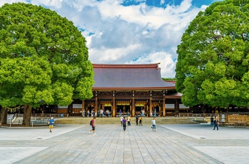 Lokale og turister ved helligdommen Meiji Shrine i Tokyo